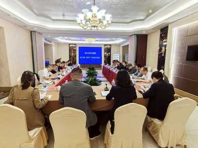 醫?；萜筇韯恿?服務助企零距離——閬中市醫保局召開醫療保障“服務年”醫保助企行座談會